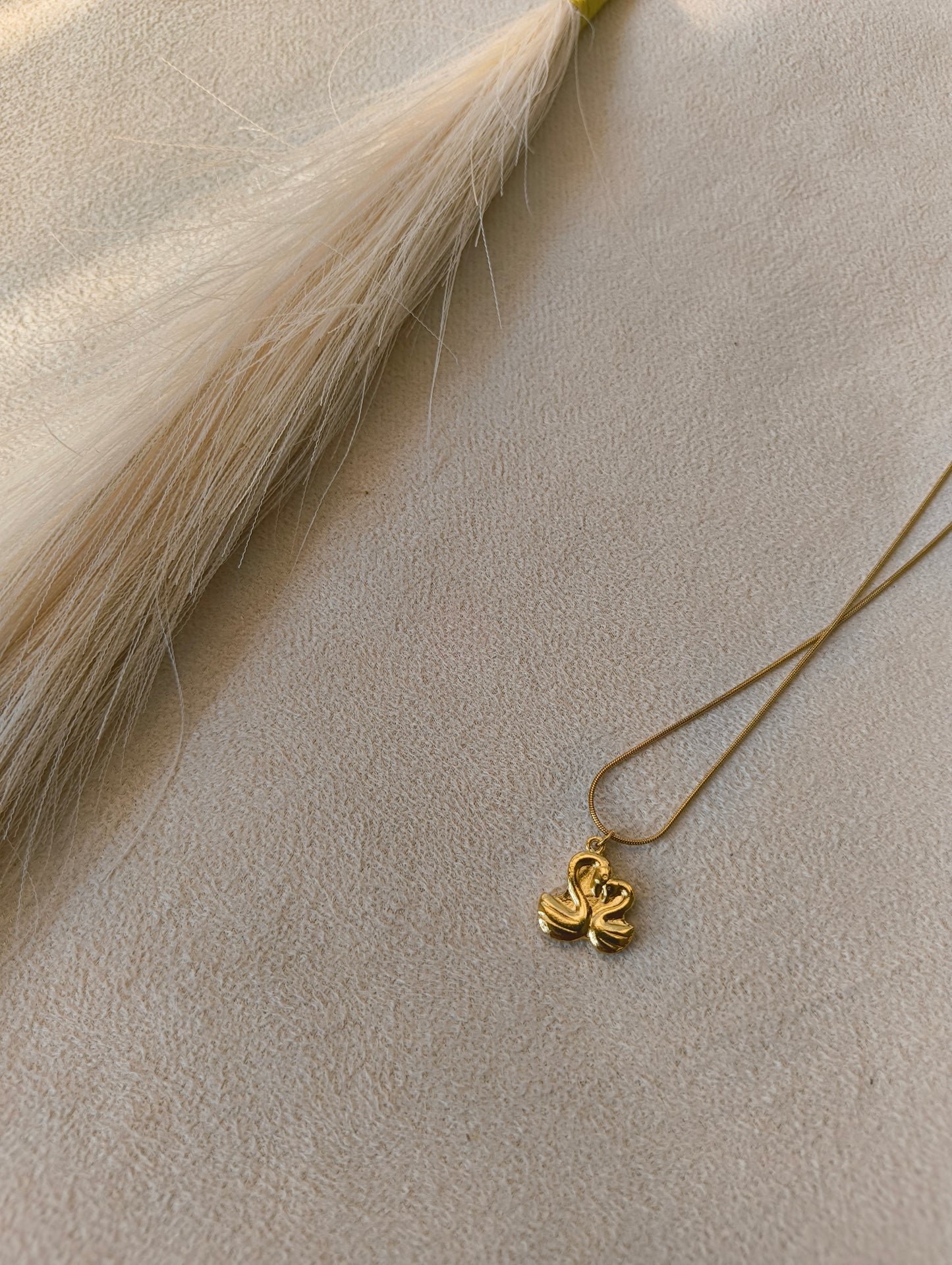 Twin-swan romantic pendant (anti-tranish)