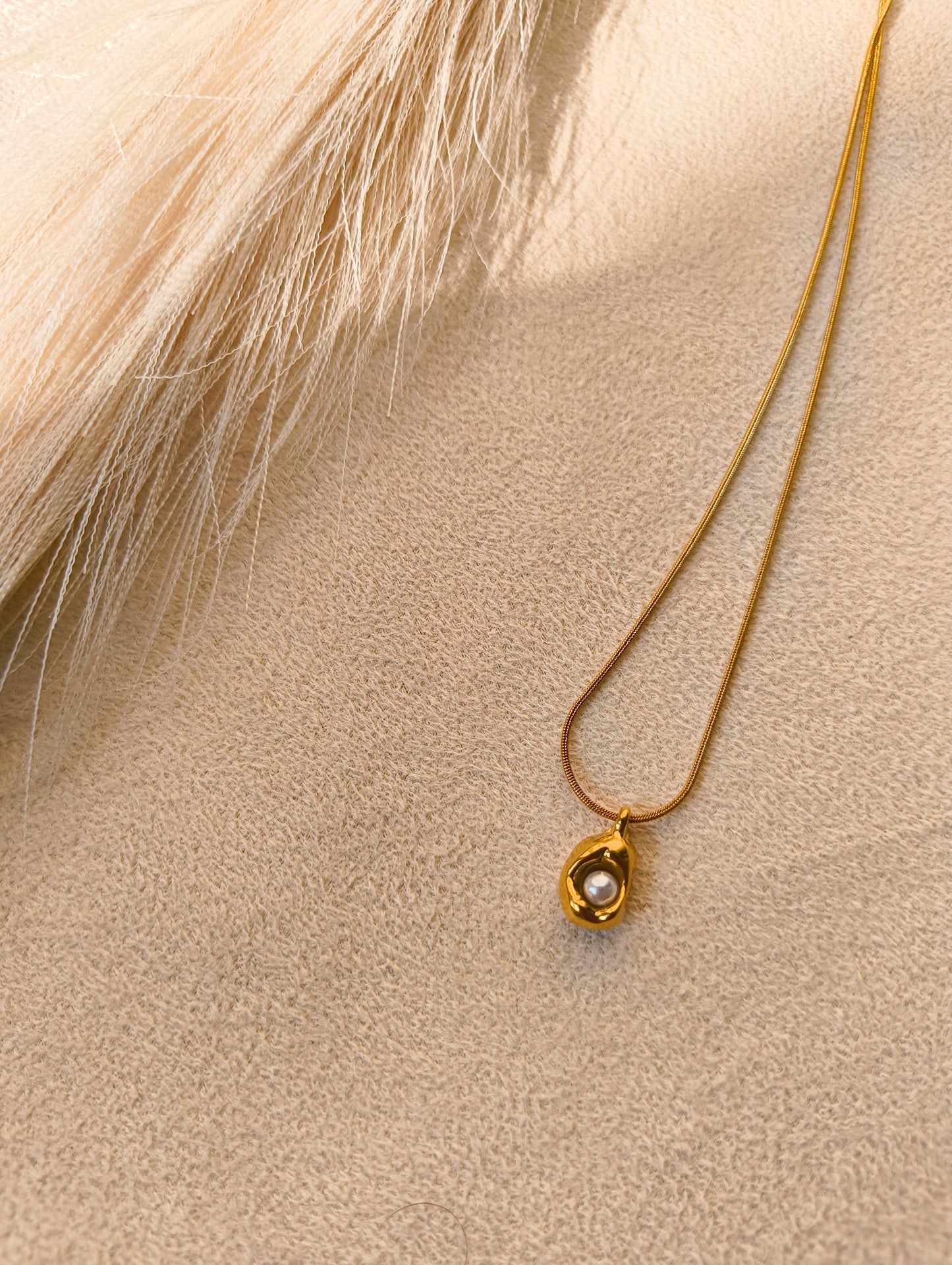 Statement pearl pendant (anti-tranish)