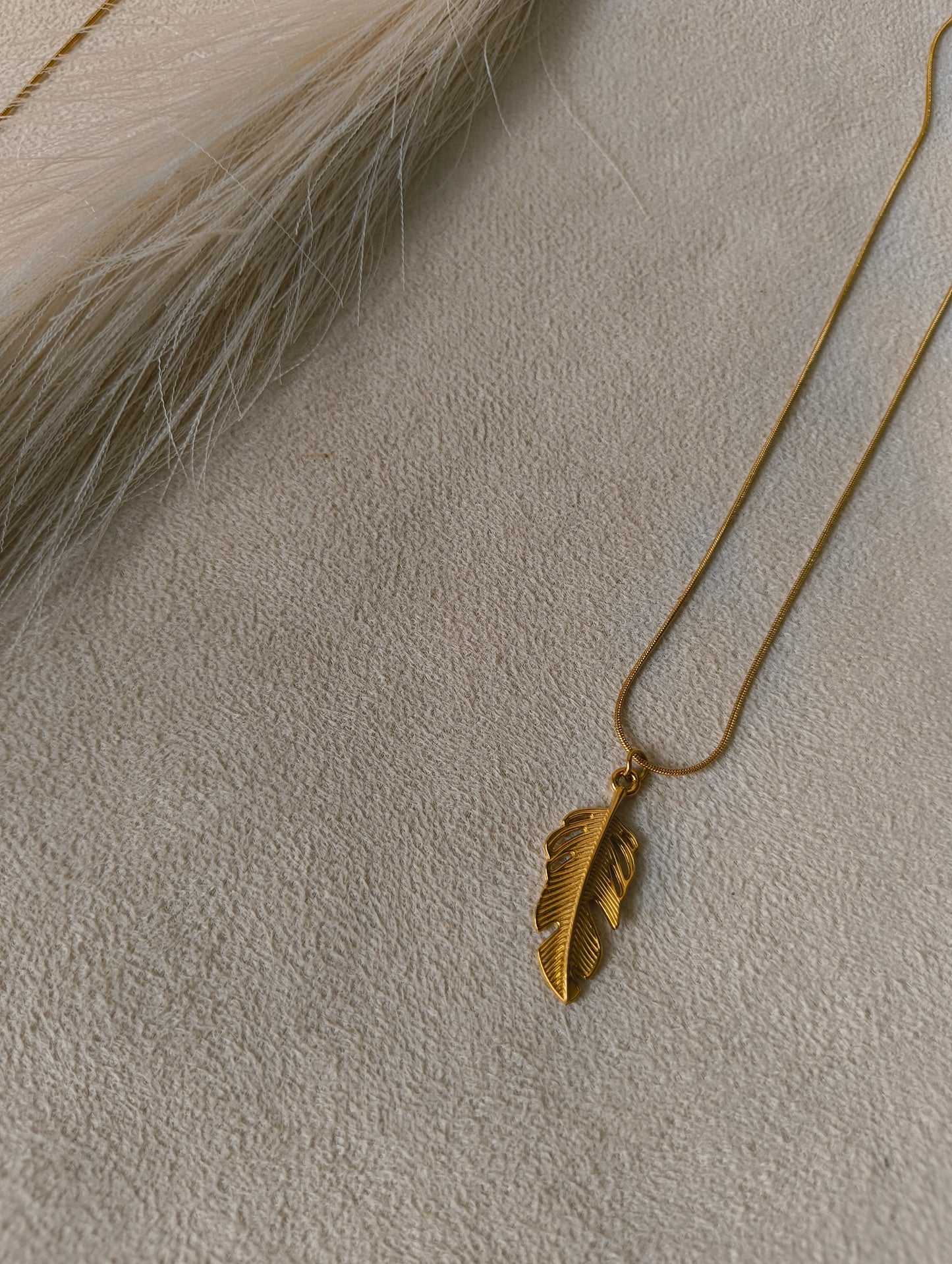 Feather charm pendant (anti-tranish)