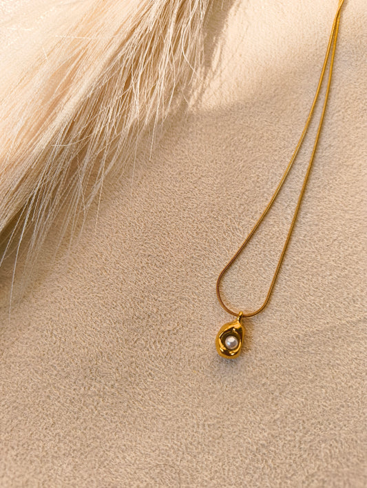 Statement pearl pendant (anti-tranish)